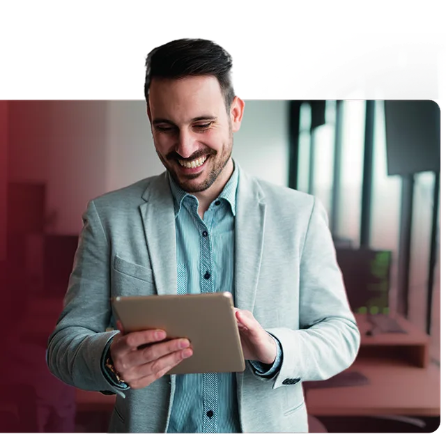 Profissional usando tablet em ambiente corporativo atendido pela SKY Empresas